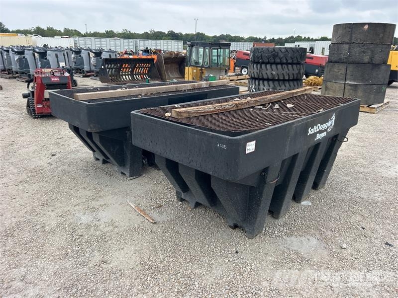  Quantity of (2) SaltDogg SHPE2000 Salt Spreader معدات نشر الرمال والملح
