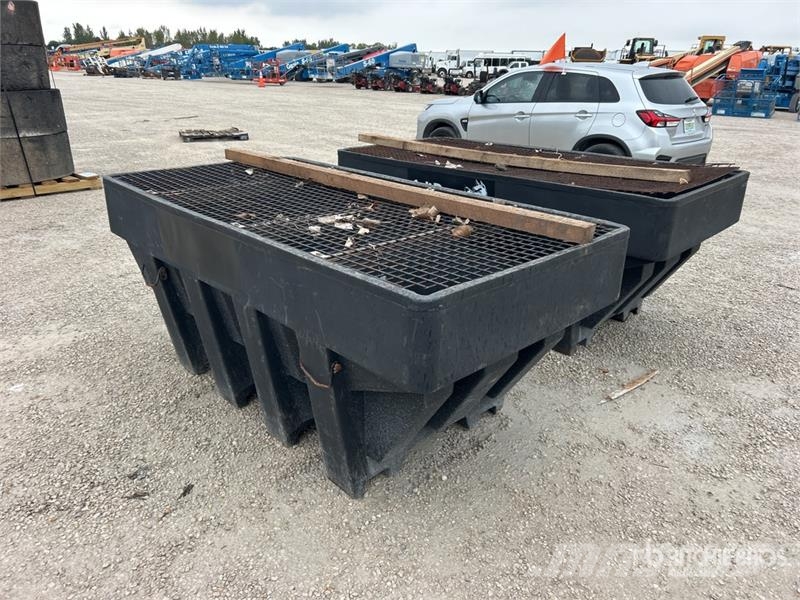  Quantity of (2) SaltDogg SHPE2000 Salt Spreader معدات نشر الرمال والملح