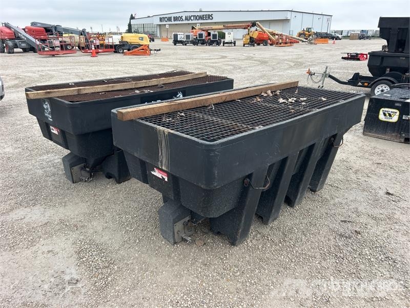  Quantity of (2) SaltDogg SHPE2000 Salt Spreader معدات نشر الرمال والملح