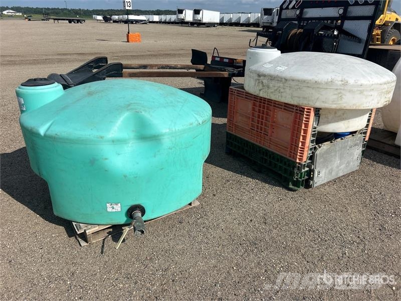 Quantity of (2) Skid Mounted Poly Storage Tank Nádrže na palivo a aditiva