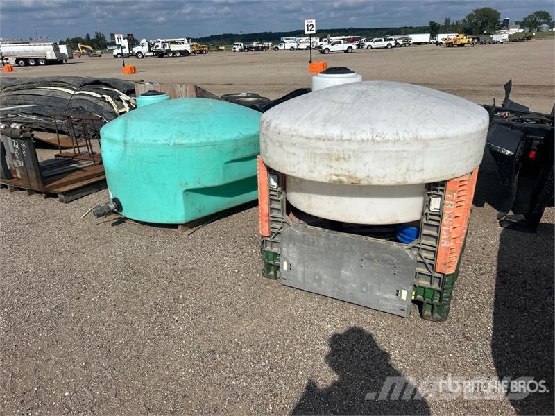 Quantity of (2) Skid Mounted Poly Storage Tank Nádrže na palivo a aditiva