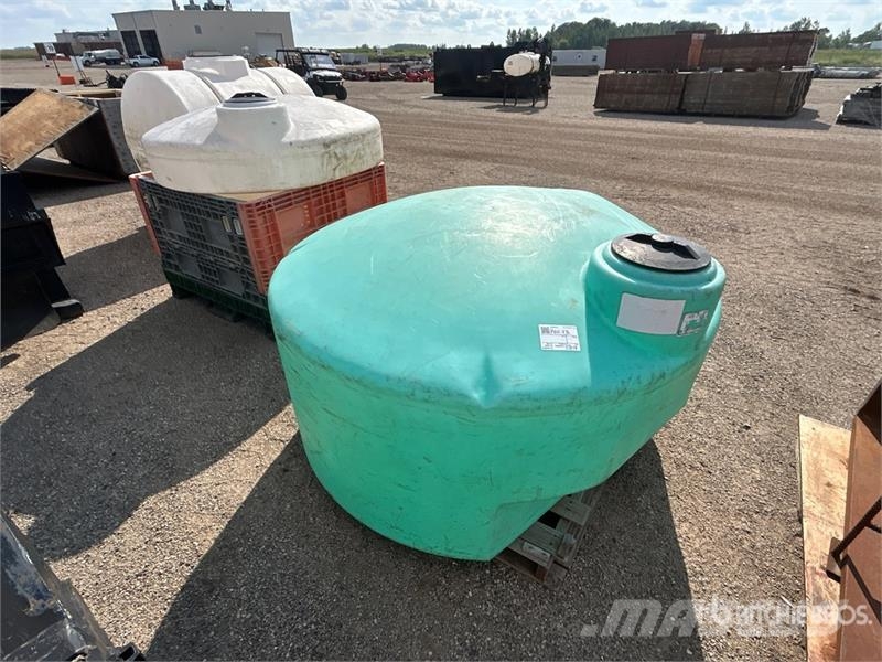 Quantity of (2) Skid Mounted Poly Storage Tank Nádrže na palivo a aditiva