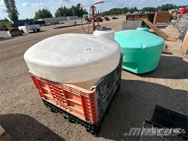 Quantity of (2) Skid Mounted Poly Storage Tank Nádrže na palivo a aditiva
