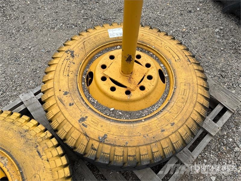 Quantity of (2) Uniroyal 10.00-30 Tires Gume, točkovi i felne