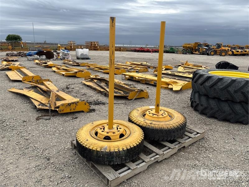 Quantity of (2) Uniroyal 10.00-30 Tires Gume, točkovi i felne