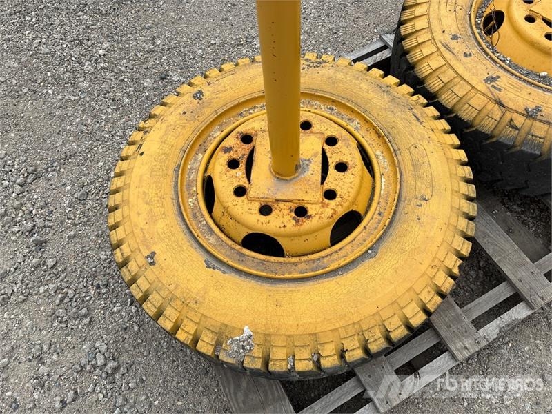 Quantity of (2) Uniroyal 10.00-30 Tires Gume, točkovi i felne
