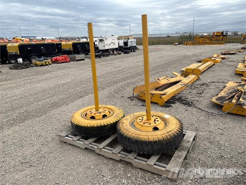 Quantity of (2) Uniroyal 10.00-30 Tires Gume, točkovi i felne