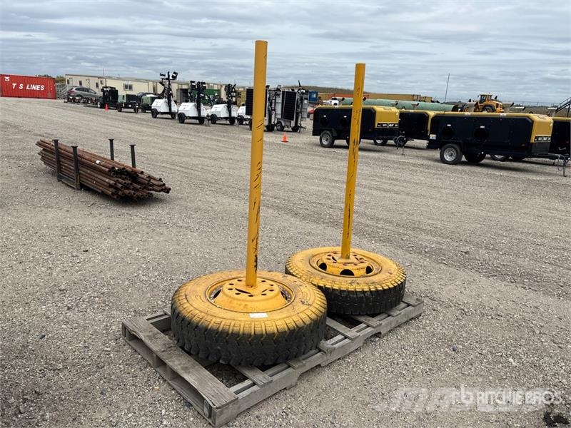 Quantity of (2) Uniroyal 10.00-30 Tires Gume, točkovi i felne