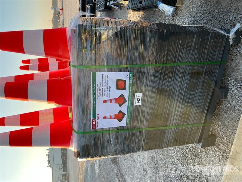  Quantity of (250)  KJ K2250 28 in Traffic Cones (U Posatubi cingolati
