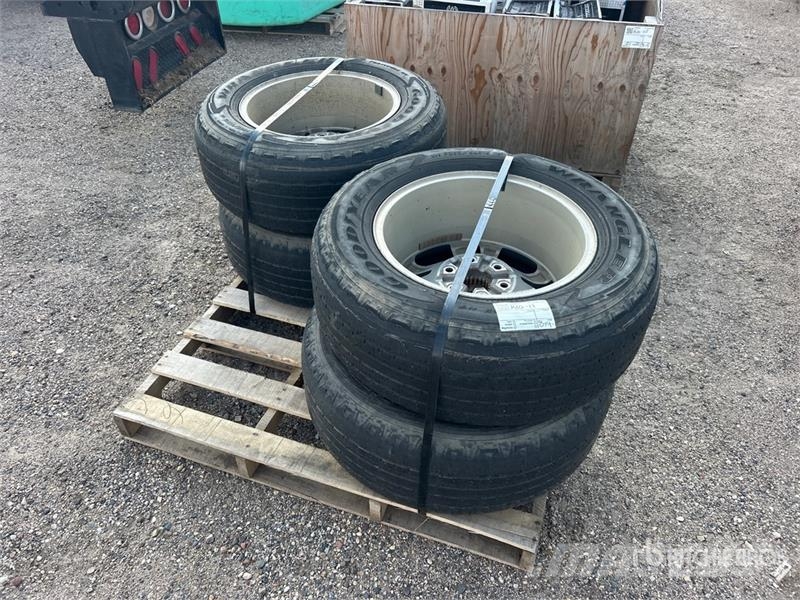  Quantity of 265/65R18 Tires Banden, wielen en velgen