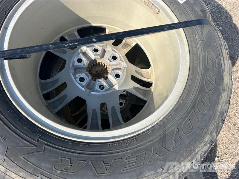  Quantity of 265/65R18 Tires Banden, wielen en velgen