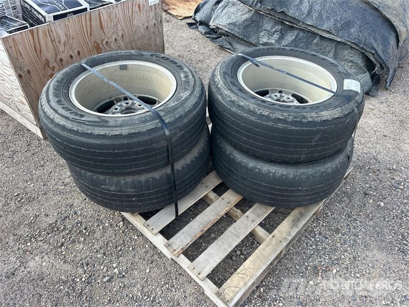  Quantity of 265/65R18 Tires Banden, wielen en velgen