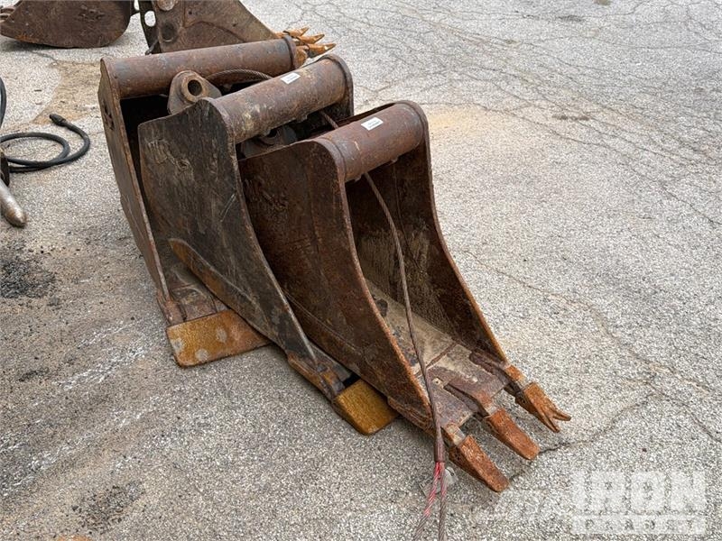  Quantity of (3) 22 in Backhoe Loader Bucket دلاء