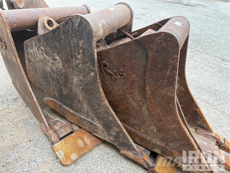  Quantity of (3) 22 in Backhoe Loader Bucket دلاء