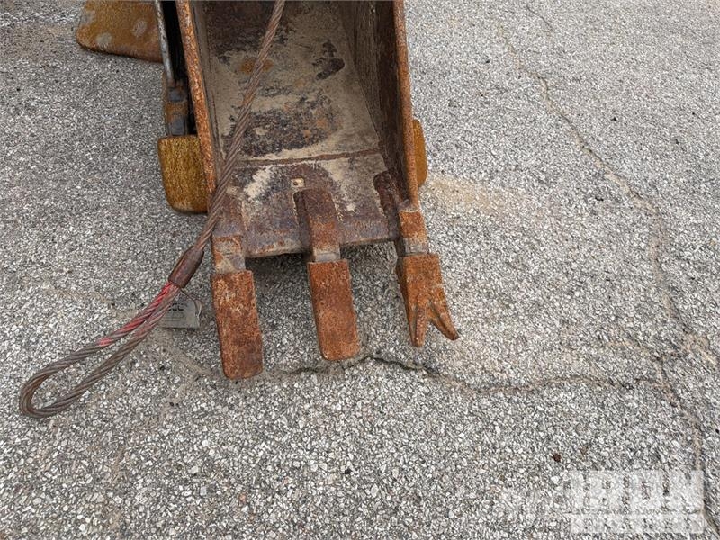  Quantity of (3) 22 in Backhoe Loader Bucket دلاء