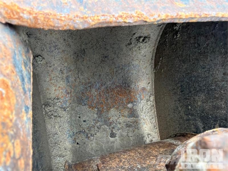  Quantity of (3) 22 in Backhoe Loader Bucket دلاء