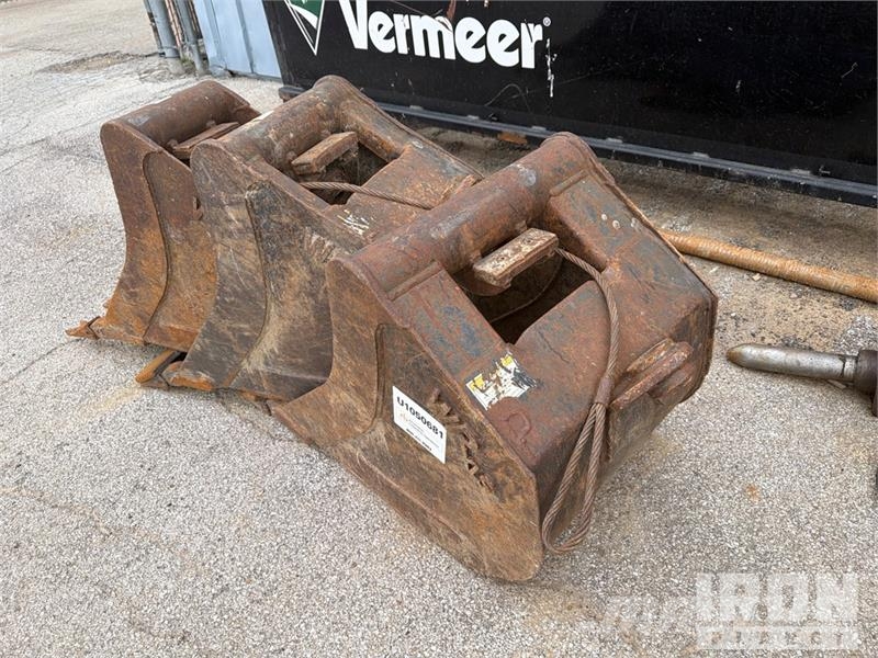  Quantity of (3) 22 in Backhoe Loader Bucket دلاء