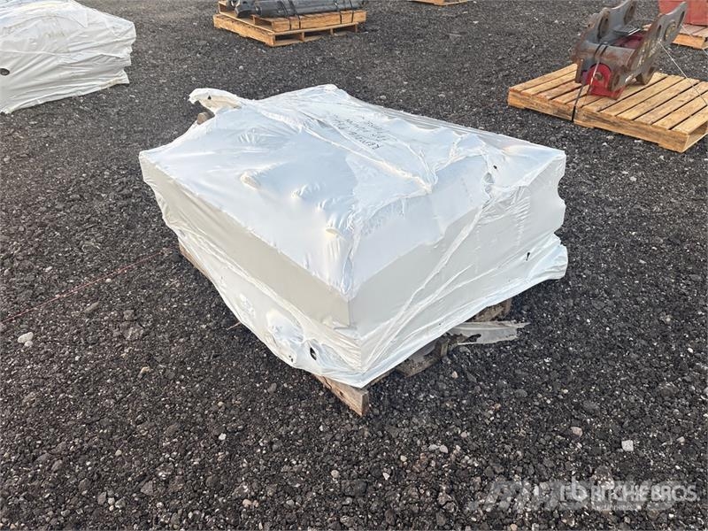 Quantity of (3) Pallets of Various Soft Pins Outros componentes