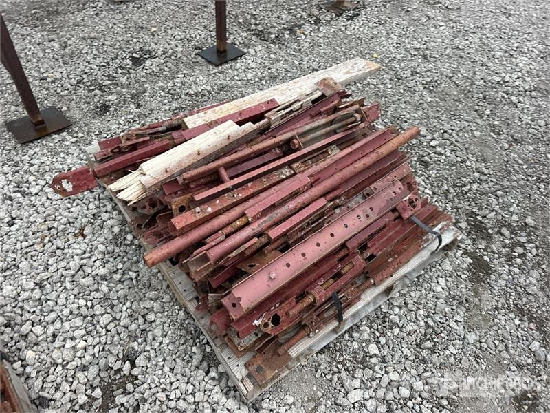  Quantity of (3) Pallets of Concrete Braces Costruzioni - Altro