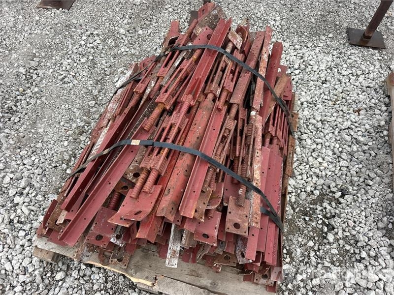 Quantity of (3) Pallets of Concrete Braces Costruzioni - Altro