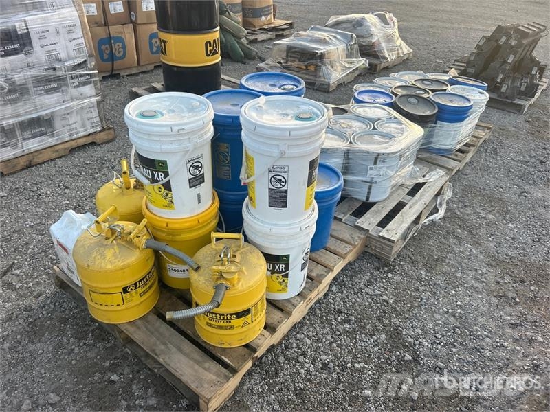  Quantity of (3) Pallets of Hydraulic Fluid, Chemic مكونات أخرى