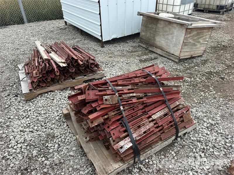  Quantity of (3) Pallets of Concrete Braces Costruzioni - Altro