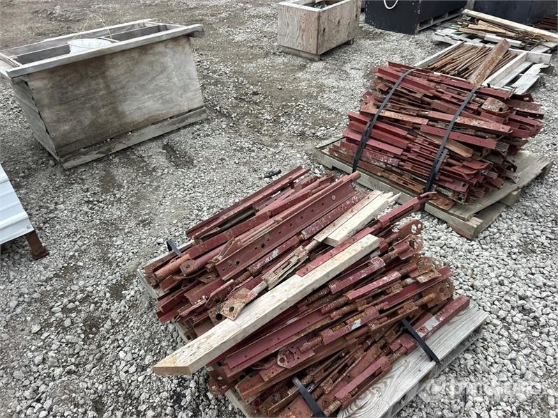  Quantity of (3) Pallets of Concrete Braces Costruzioni - Altro