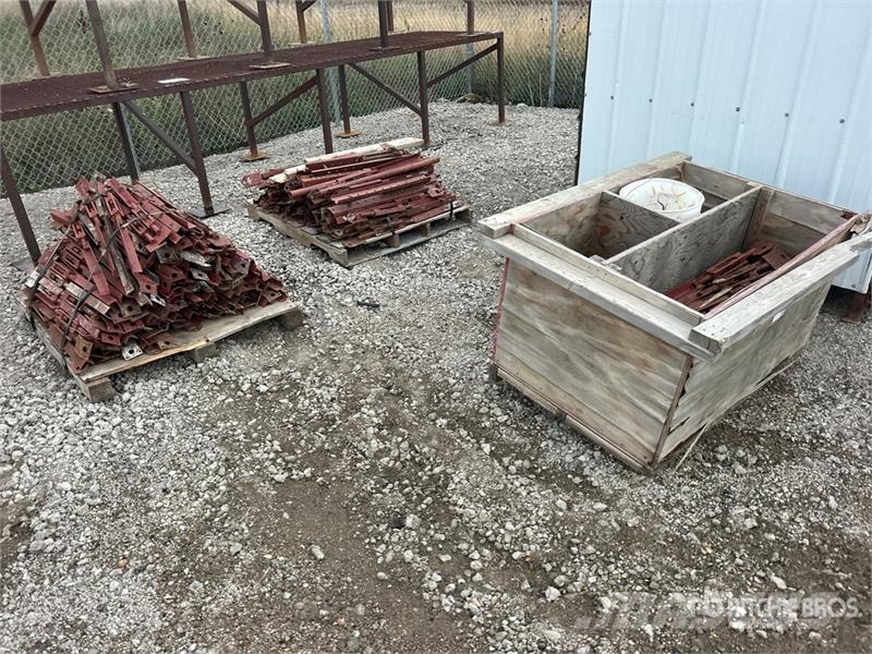 Quantity of (3) Pallets of Concrete Braces Costruzioni - Altro
