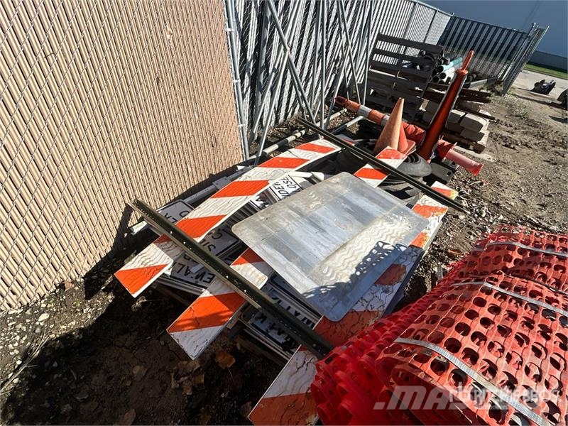 Quantity of (3) Road Signs and Cones معدات النقل - غير ذلك