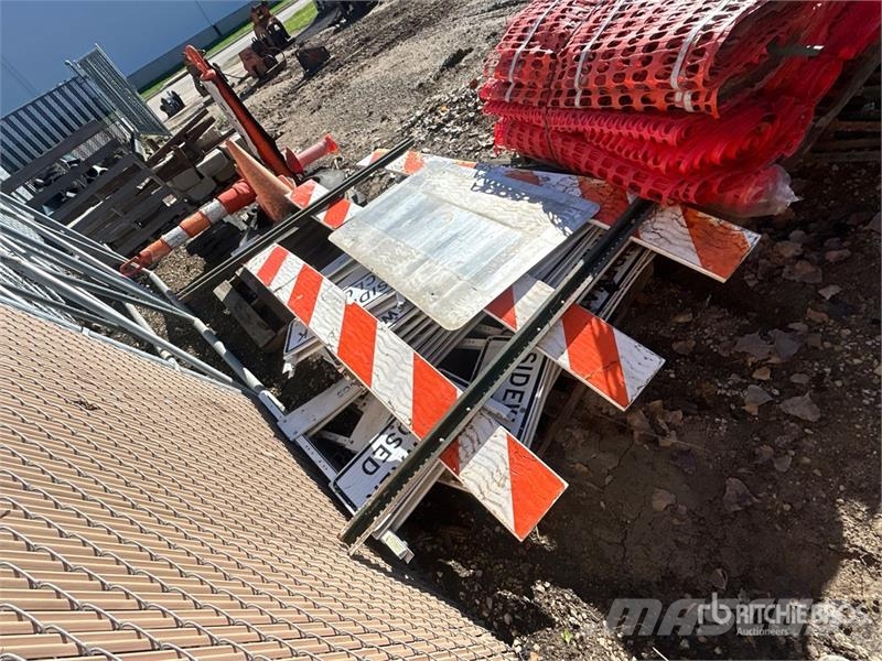 Quantity of (3) Road Signs and Cones معدات النقل - غير ذلك