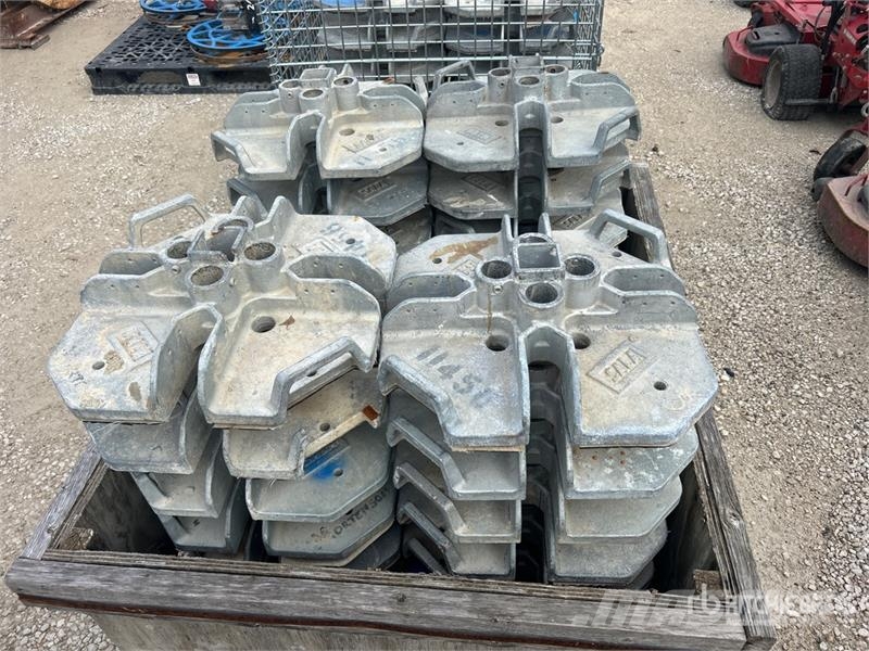 Quantity of (3) Wrought Iron Livestock Gate 其他畜牧業機械和配件