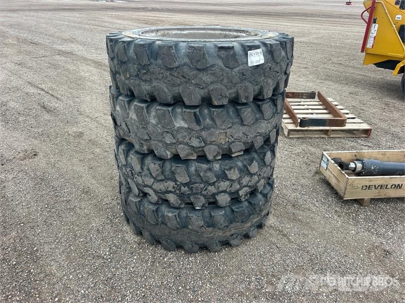 Quantity of (4) 13.00-28 Tires Gume, točkovi i felne