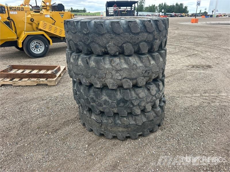 Quantity of (4) 13.00-28 Tires Gume, točkovi i felne