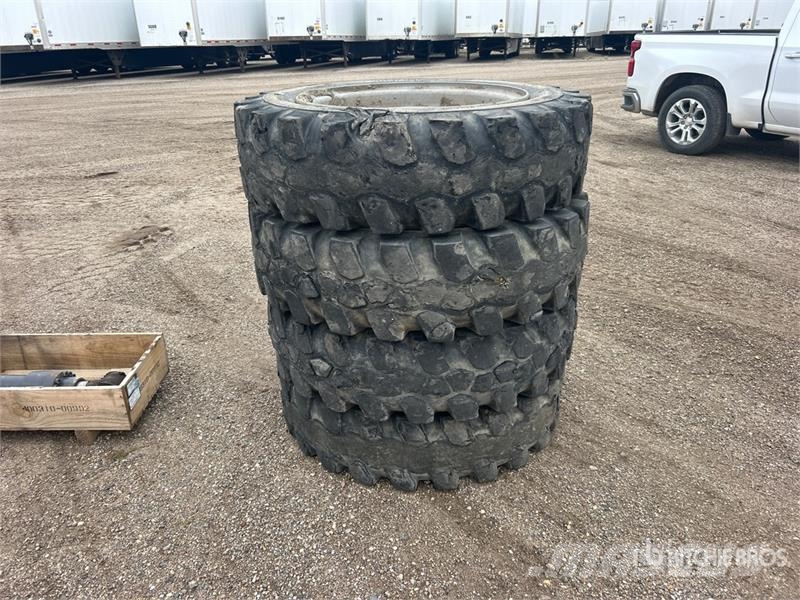 Quantity of (4) 13.00-28 Tires Gume, točkovi i felne