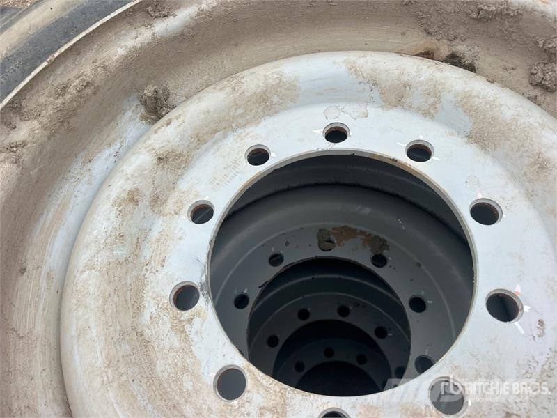 Quantity of (4) 13.00-28 Tires Gume, točkovi i felne