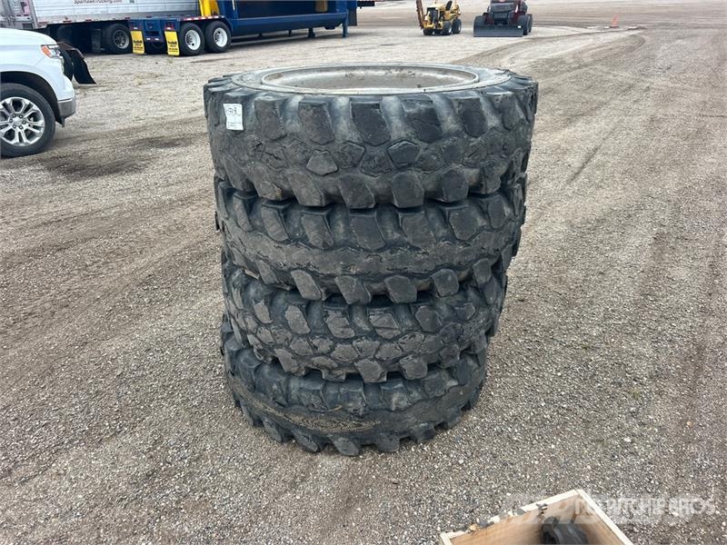 Quantity of (4) 13.00-28 Tires Gume, točkovi i felne