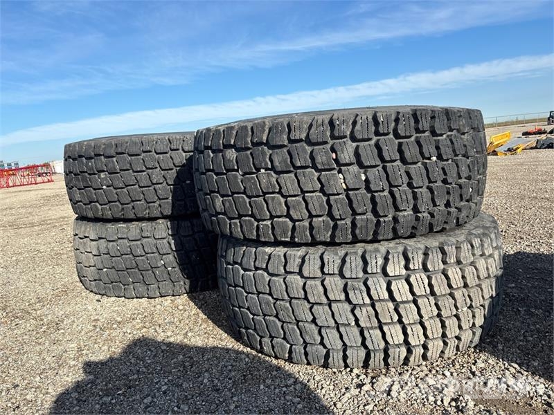 Quantity of (4) 23.5R25 Tires Gume, točkovi i felne