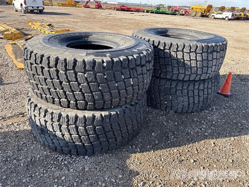Quantity of (4) 23.5R25 Tires Gume, točkovi i felne