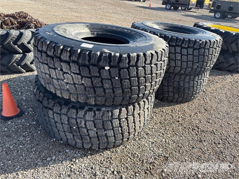 Quantity of (4) 23.5R25 Tires Gume, točkovi i felne