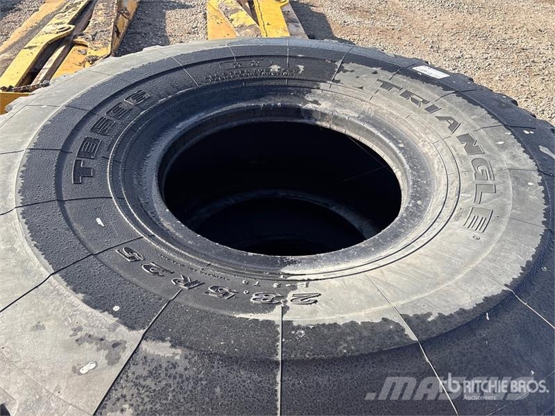 Quantity of (4) 23.5R25 Tires Gume, točkovi i felne