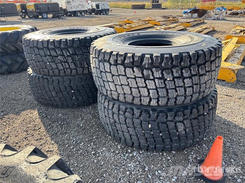 Quantity of (4) 23.5R25 Tires Gume, točkovi i felne