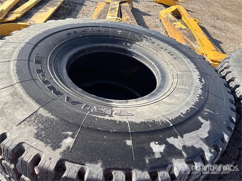Quantity of (4) 23.5R25 Tires Gume, točkovi i felne
