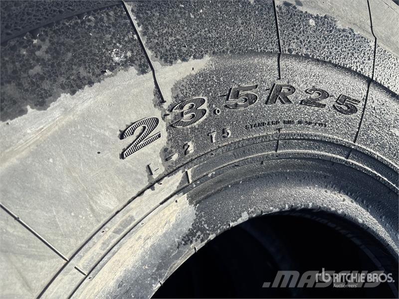 Quantity of (4) 23.5R25 Tires Gume, točkovi i felne