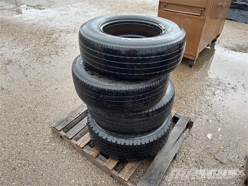  Quantity of (4) 255/70R17 Tires Dekk, hjul og felger