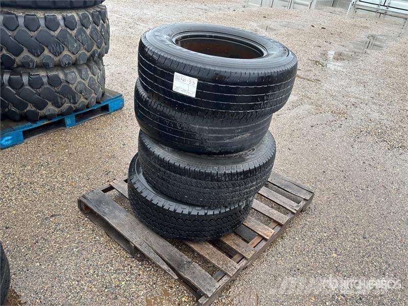  Quantity of (4) 255/70R17 Tires Dekk, hjul og felger