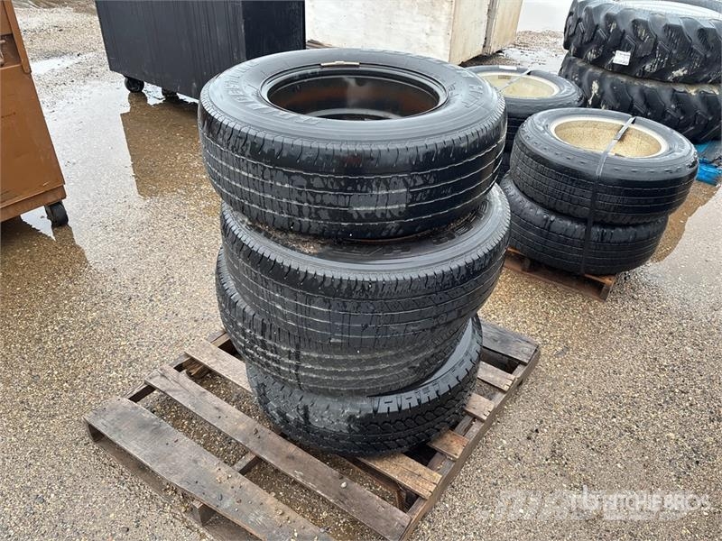  Quantity of (4) 255/70R17 Tires Dekk, hjul og felger