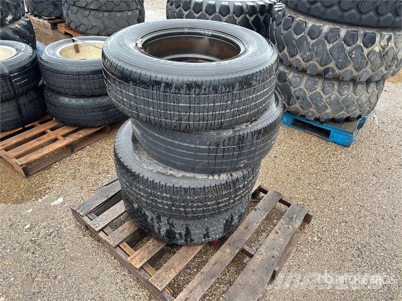  Quantity of (4) 255/70R17 Tires Dekk, hjul og felger