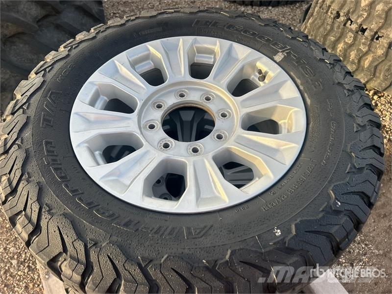 Quantity of (4) 275/65R18 Tires Gume, kolesa in platišča
