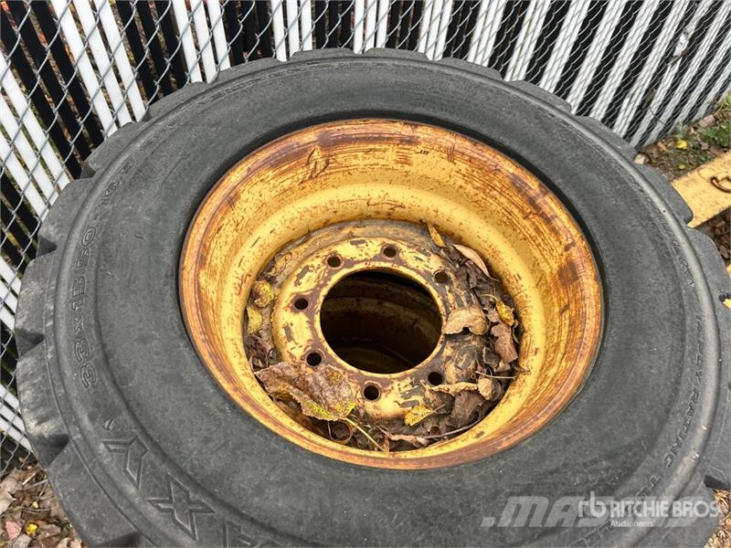 Quantity of (4) 33x15.50-16.5 Tires 轮胎、车轮、轮圈