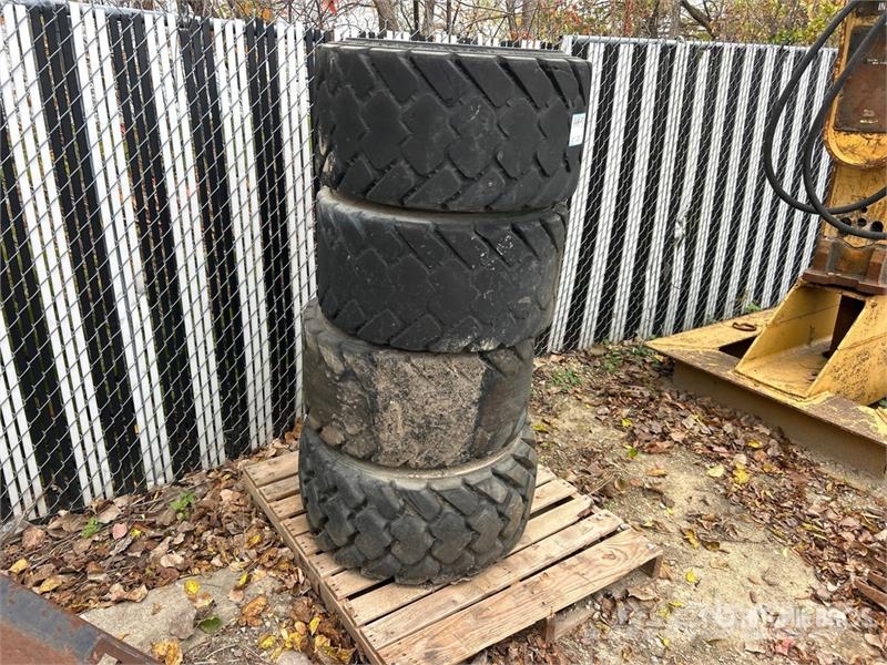 Quantity of (4) 33x15.50-16.5 Tires 轮胎、车轮、轮圈